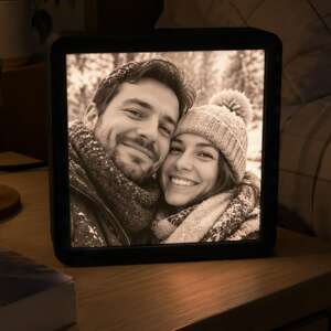 Cadre LED carré 16 × 16 cm avec une photo de couple, posé sur une table.