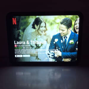 Cadre LED Netflix personnalisé avec photo et titre, vue de face