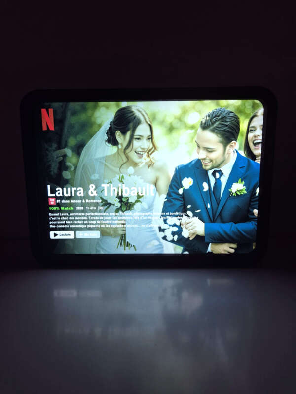 Cadre LED Netflix personnalisé avec photo et titre, vue de face